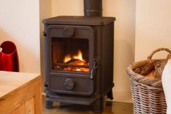 Ein brennender Kaminofen aus Gusseisen.